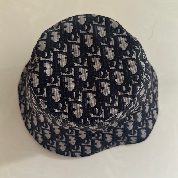 Reversible Dior bucket hat - Picture 2 of 4